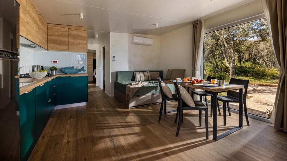 Kitchen or kitchenette, Living room, Seating area, Dining area