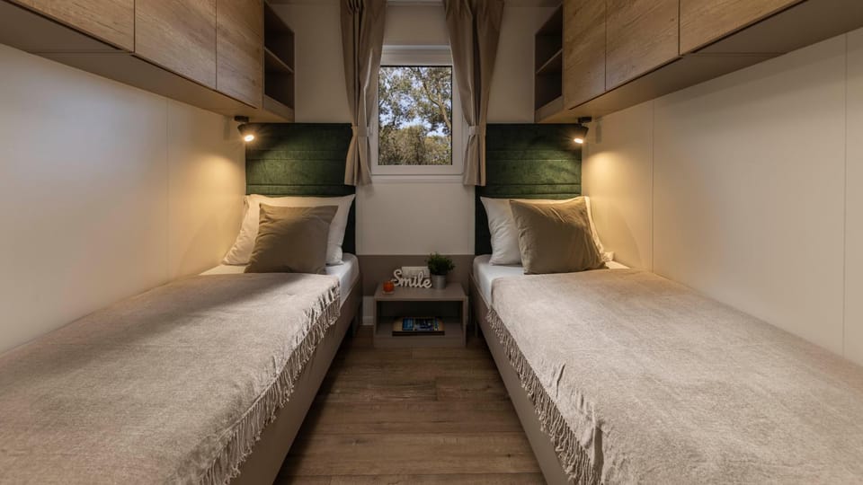 Photo of the whole room, Bedroom, towels