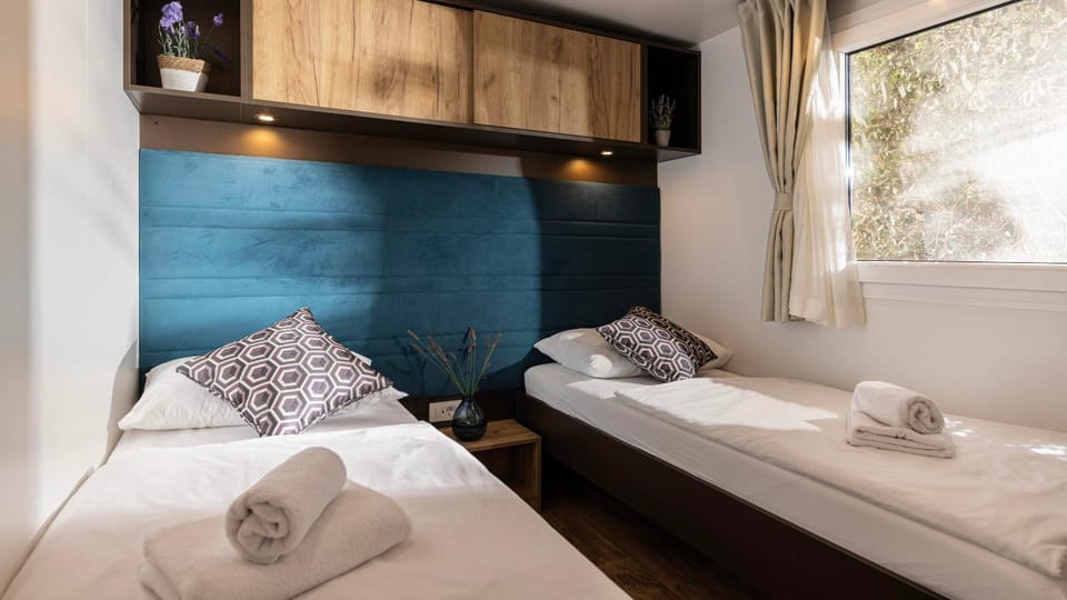 Photo of the whole room, Bedroom, towels