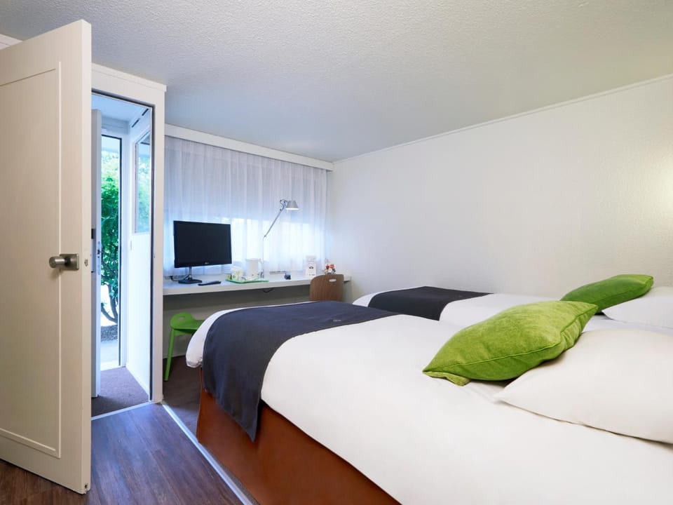 Bed, TV and multimedia, Photo of the whole room, Decorative detail, Bedroom, Garden view