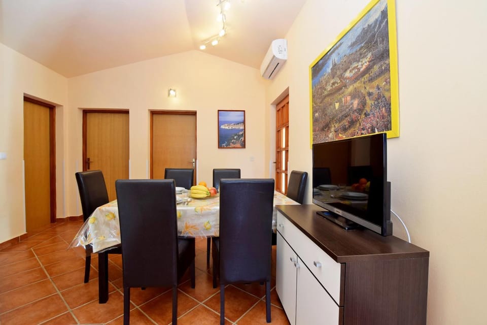 TV and multimedia, Dining area