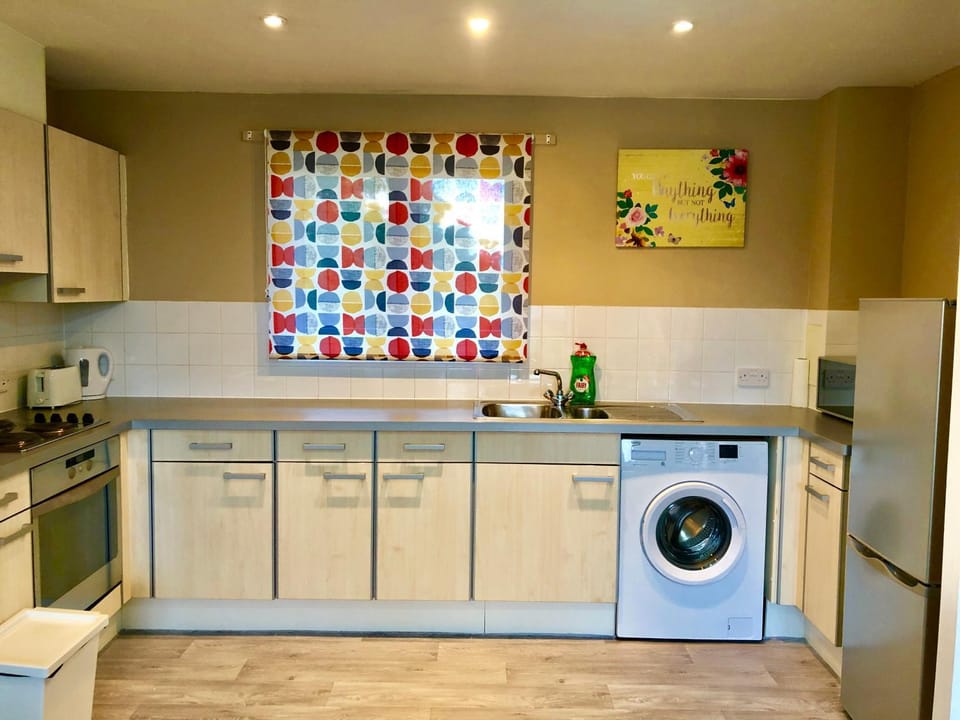 2 Bedrooms Modern Apartment, Lounge, Full Kitchen, Balcony, 5 minutes Stratford Station Apartment in London