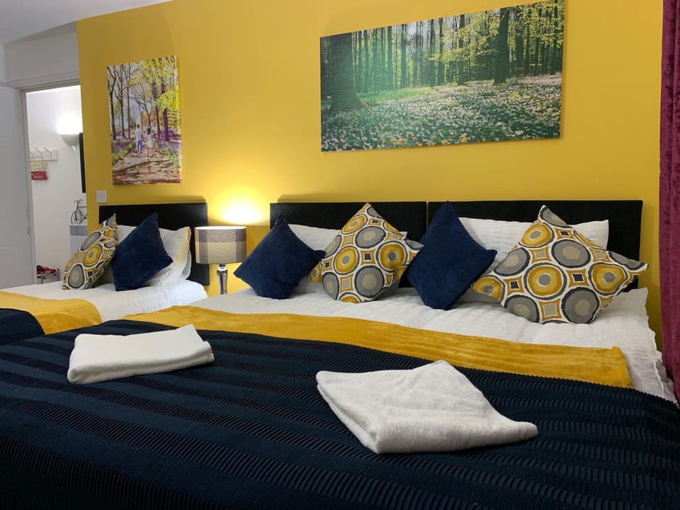 2 Bedrooms Modern Apartment, Lounge, Full Kitchen, Balcony, 5 minutes Stratford Station Apartment in London