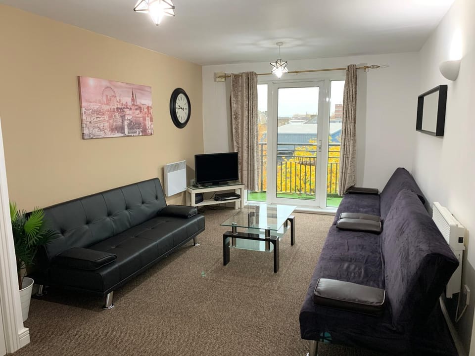 Property building, Natural landscape, TV and multimedia, Balcony/Terrace, Seating area, Evening entertainment