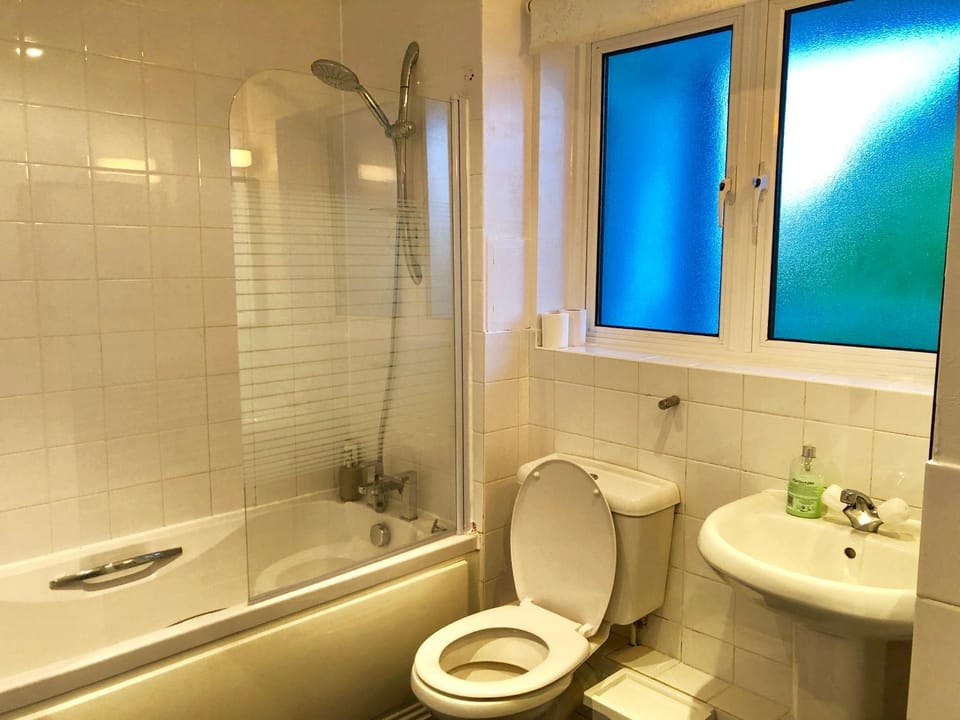 2 Bedrooms Modern Apartment, Lounge, Full Kitchen, Balcony, 5 minutes Stratford Station Apartment in London