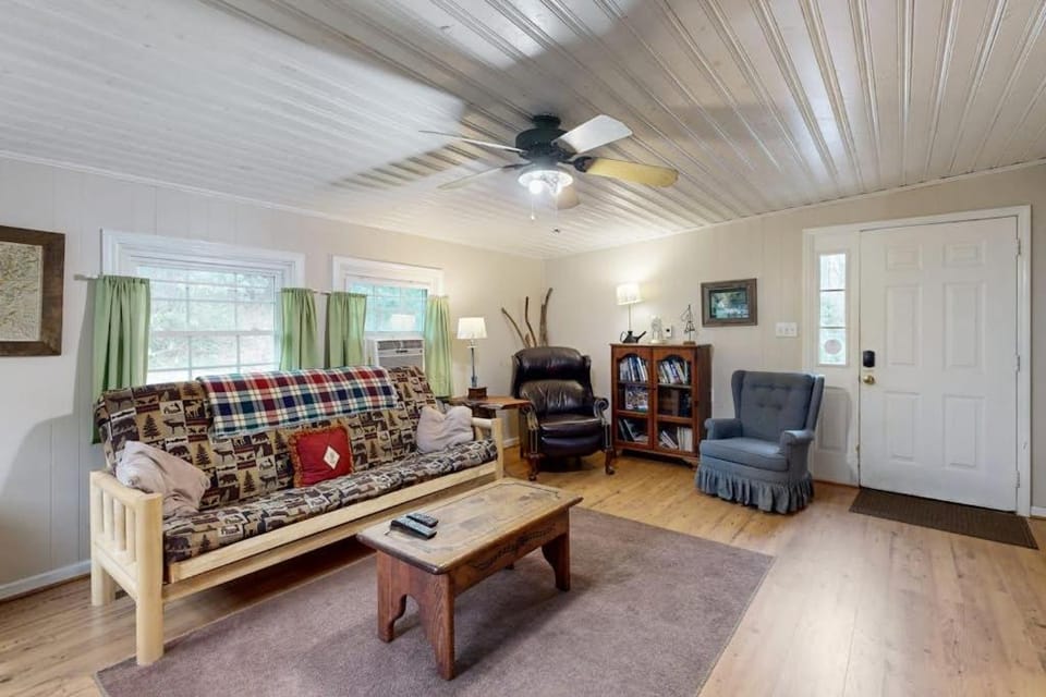 1 Bed 1 Bath Vacation home in Sylva House in Swain County