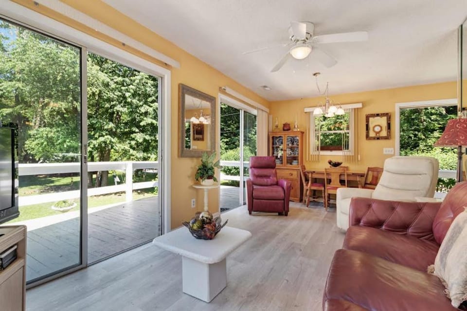 2 Bed 1 Bath Vacation home in Sylva House in Swain County