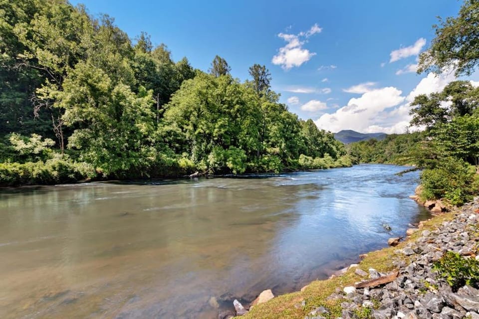 2 Bed 1 Bath Vacation home in Sylva House in Swain County