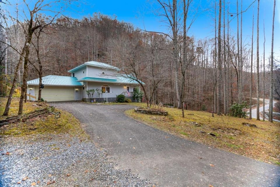 2 Bed 2 Bath Vacation home in Whittier I House in Swain County