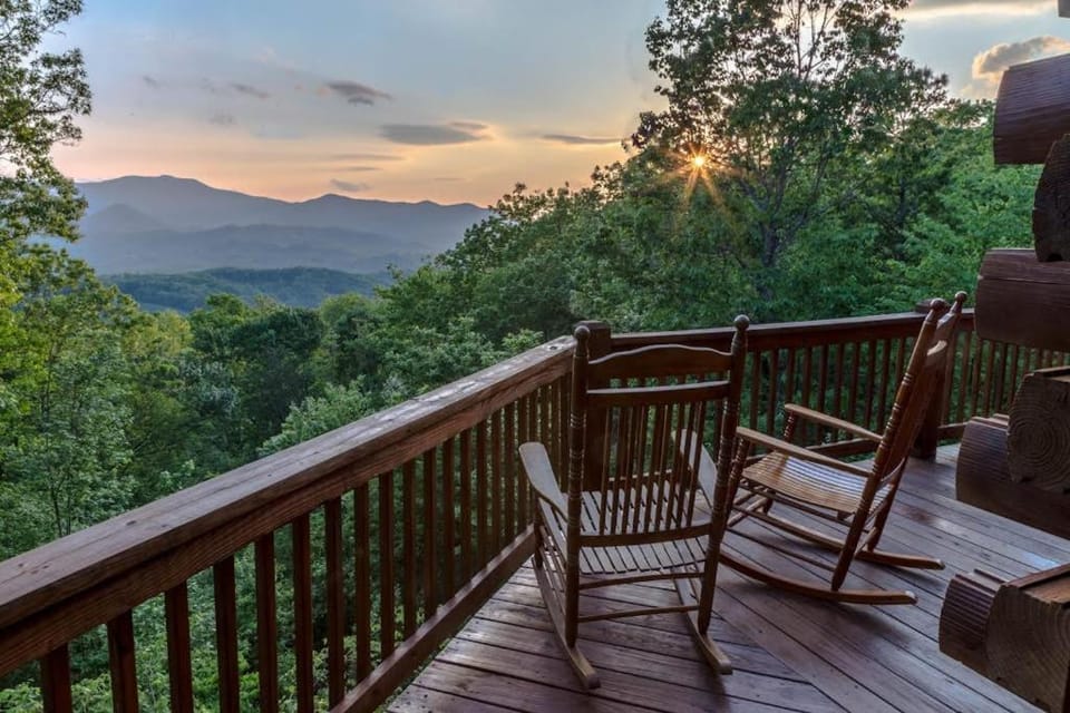 3 Bed 3 Bath Vacation home in Whittier House in Qualla