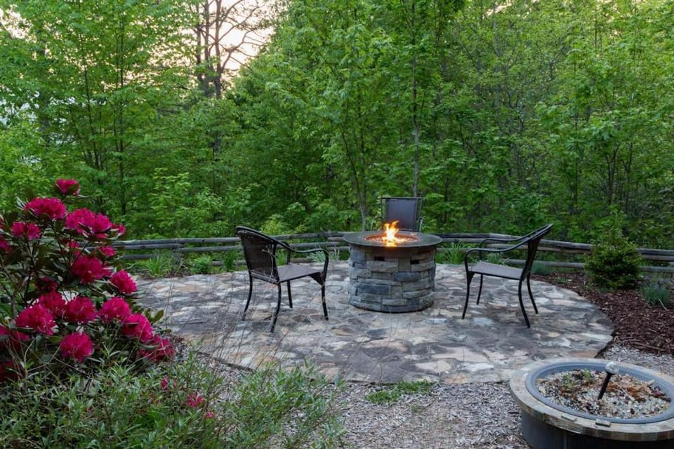 3 Bed 3 Bath Vacation home in Whittier House in Qualla