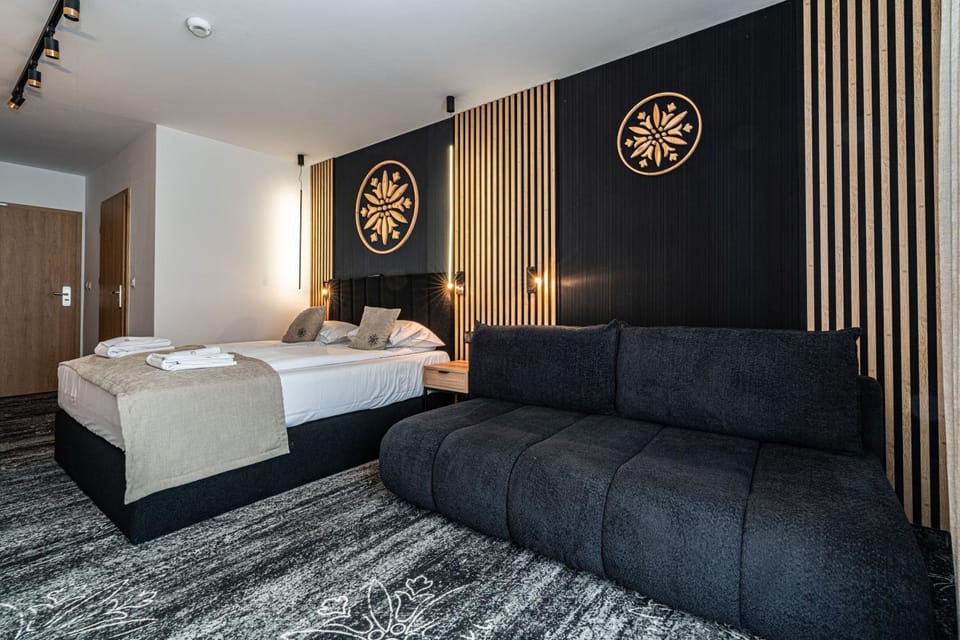 Bed, Living room, Photo of the whole room, Seating area, Bedroom