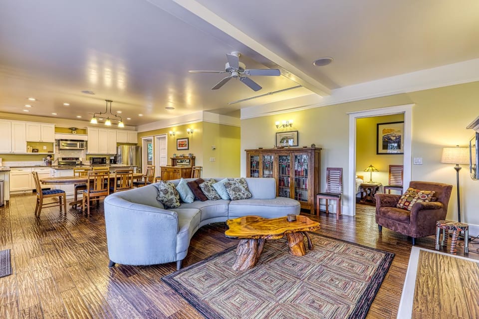 6 Bed 4 Bath Vacation home in Eastsound House in Washington