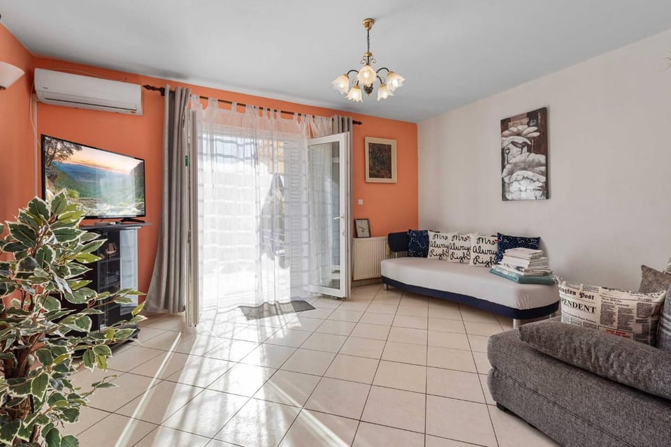 Communal lounge/ TV room, Living room