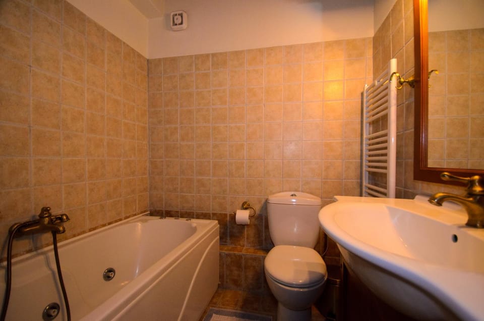 Toilet, Hot Tub, Bathroom, Bath, towels