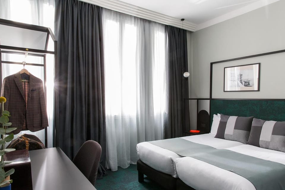 Bed, Photo of the whole room, Decorative detail, Seating area, Bedroom