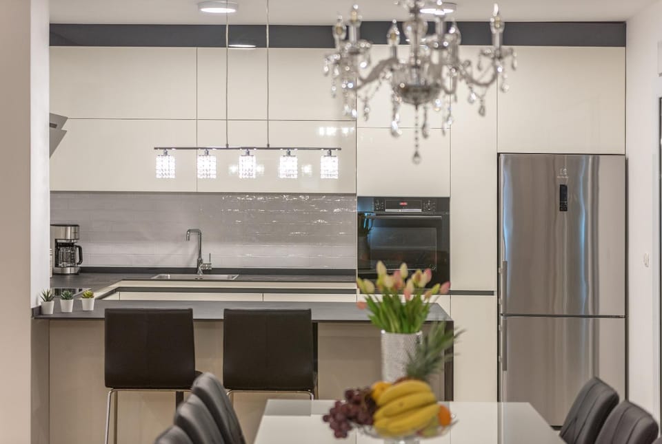 Kitchen or kitchenette, dishwasher, oven