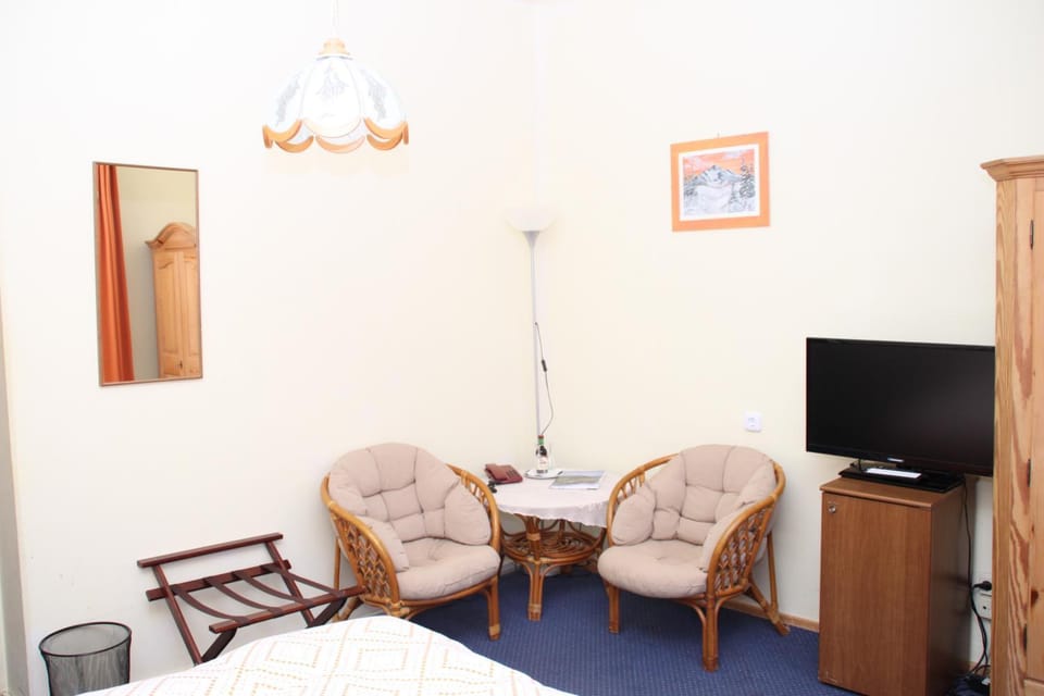 TV and multimedia, Seating area, Bedroom