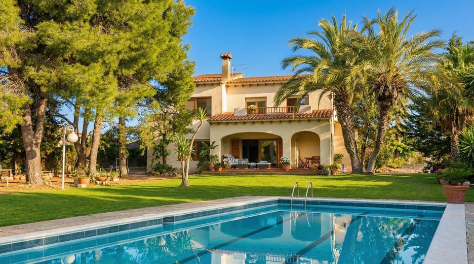 Villa Sitges Colibri at 10 min Walk Beaches - Center City Amaizing Garden Pool XXL Private Tenis Piste Villa in Garraf