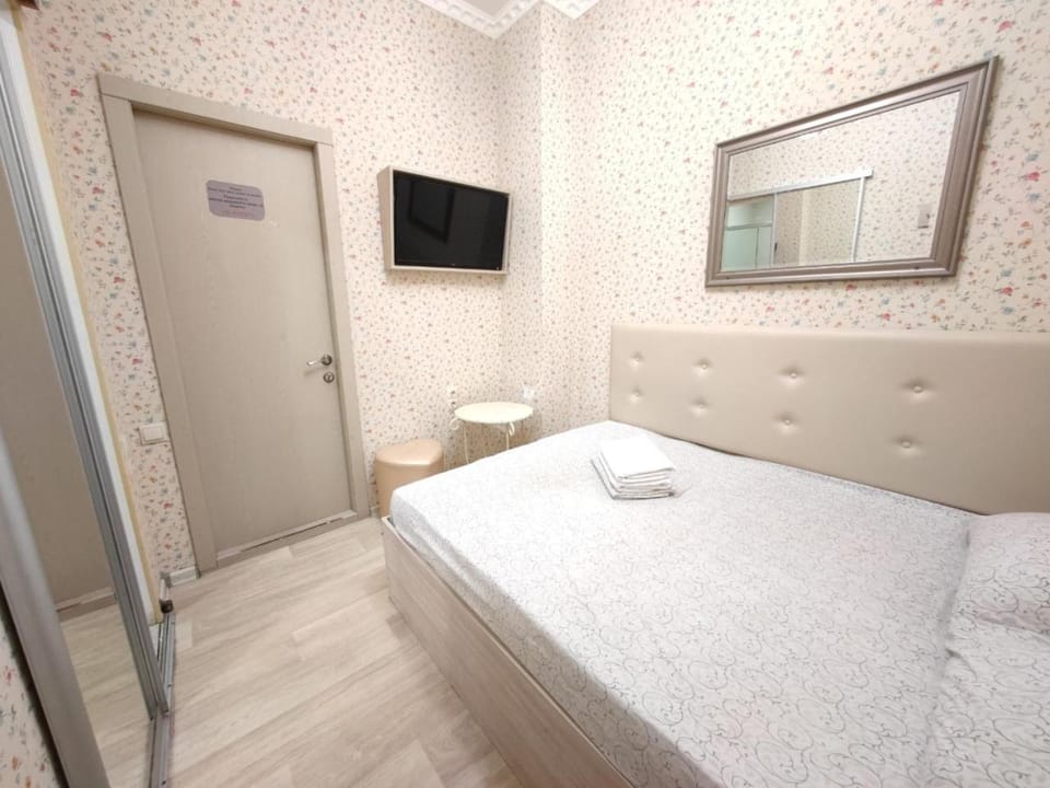 Bed, TV and multimedia, Bedroom