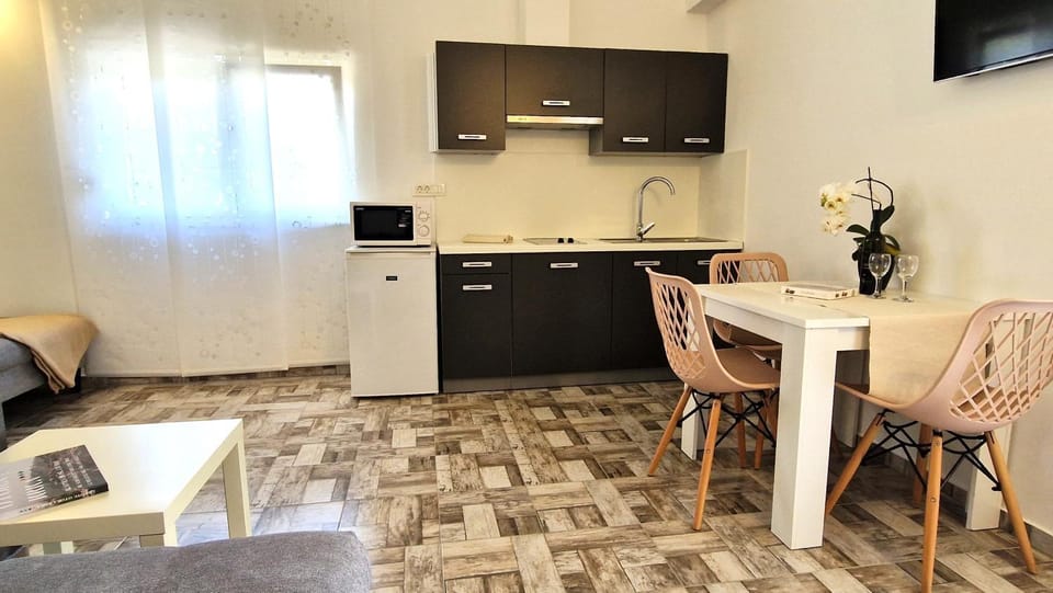 TV and multimedia, Kitchen or kitchenette, Seating area, Dining area, microwave, stove