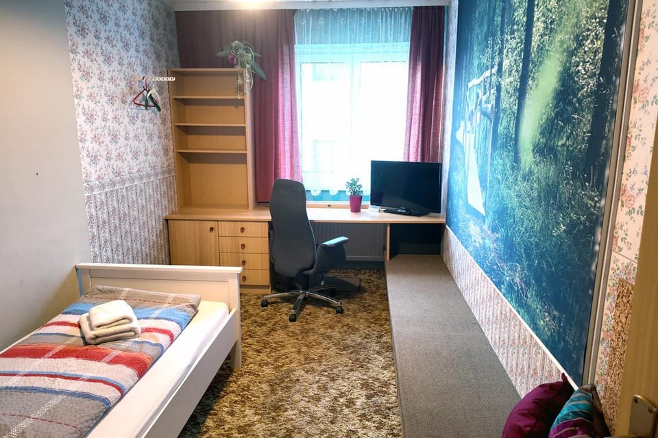 Bed, TV and multimedia, Photo of the whole room, Seating area, Bedroom