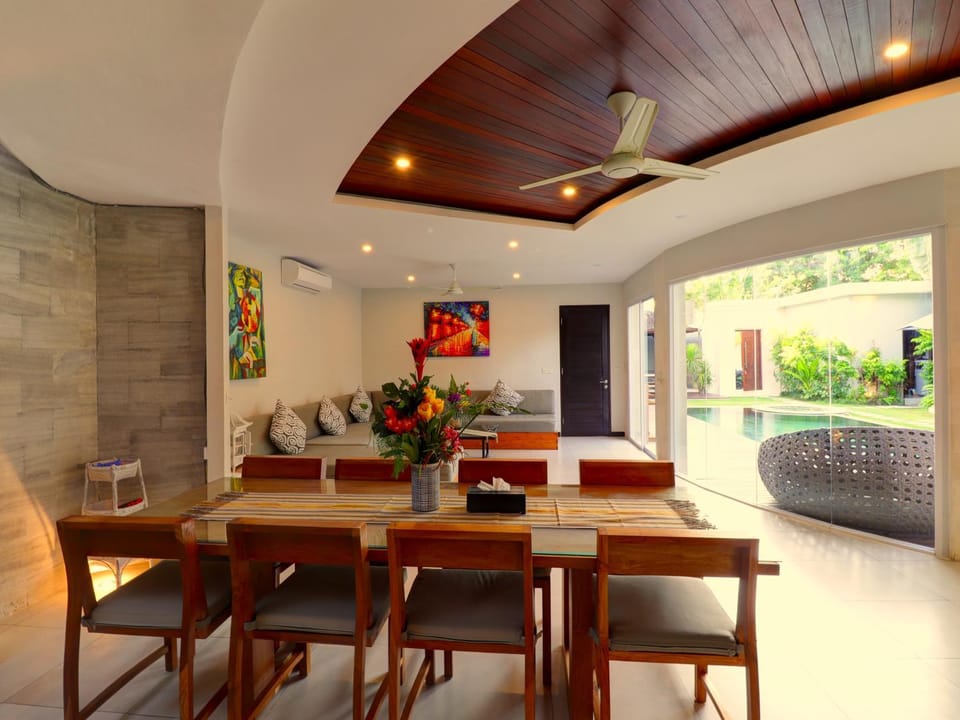 Seating area, Dining area