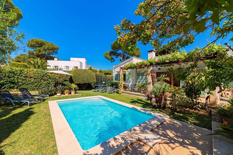 Property building, Garden, Garden view, Pool view, Swimming pool, sunbed