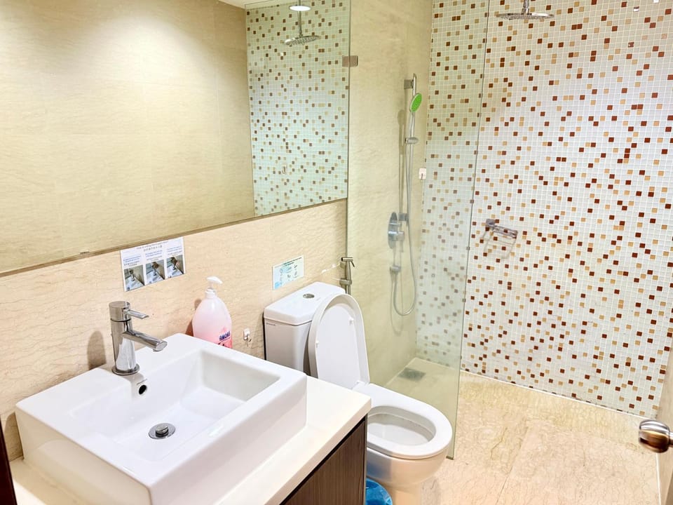 Shower, Toilet, Bathroom, bidet, towels