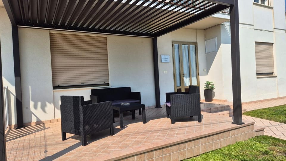 Property building, Patio, Balcony/Terrace