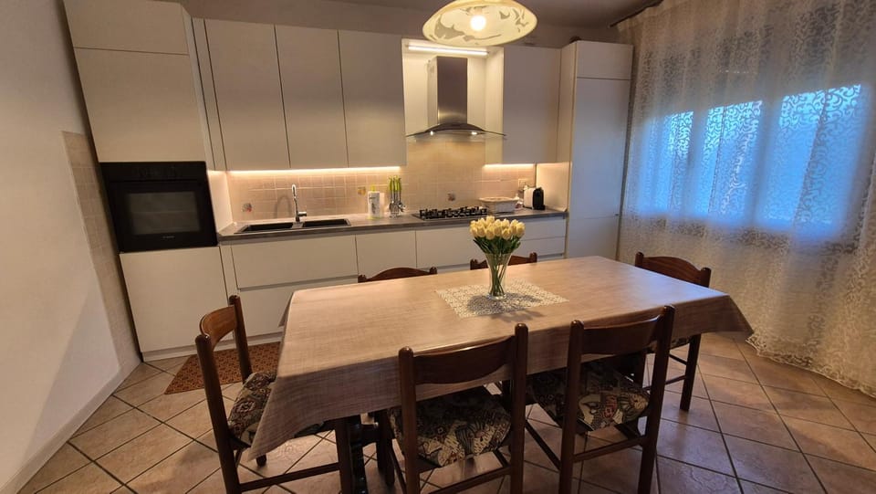 Kitchen or kitchenette, Dining area, stove