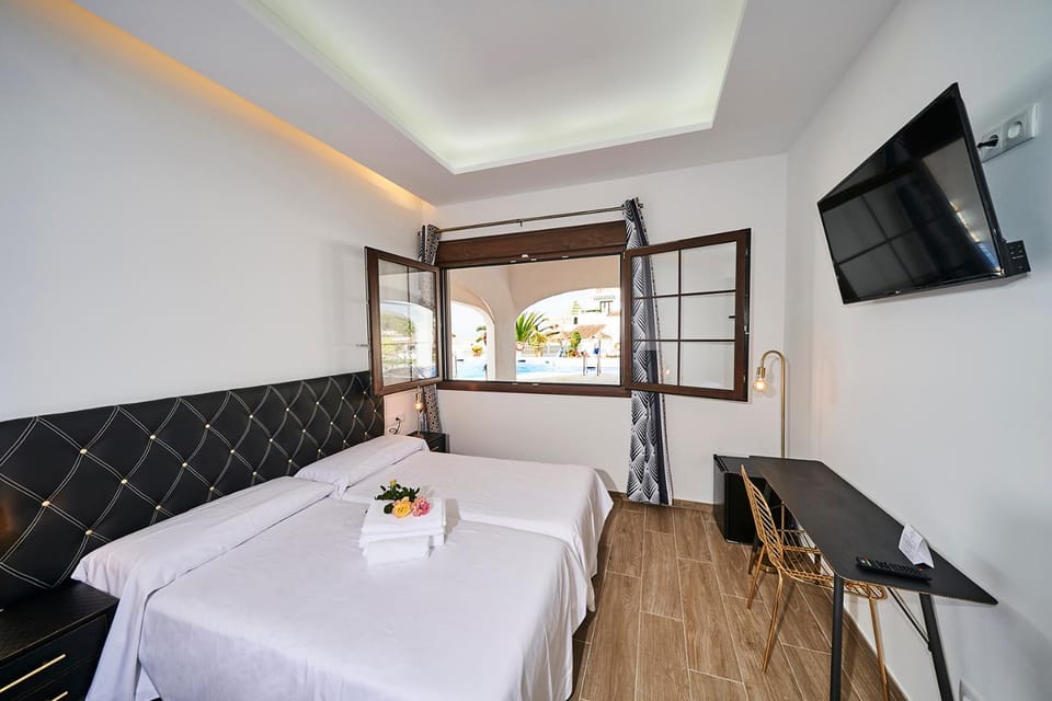 Hotel Bajamar Ancladero Playa Hotel in Nerja