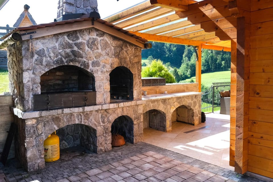 Kitchen or kitchenette, fireplace