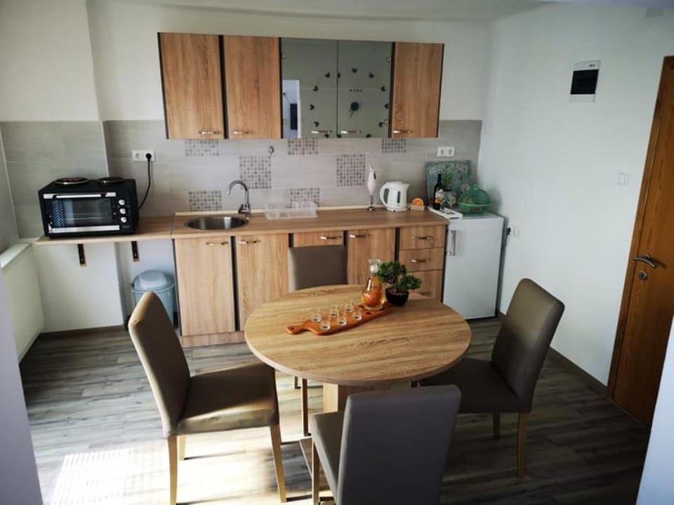 Kitchen or kitchenette, Seating area, Dining area