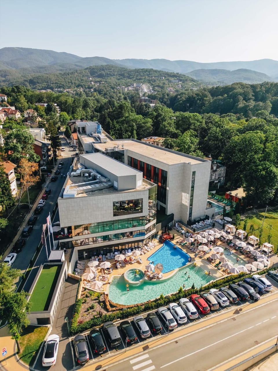 Property building, Neighbourhood, Natural landscape, Bird's eye view, City view, Mountain view, Swimming pool, Location, Parking