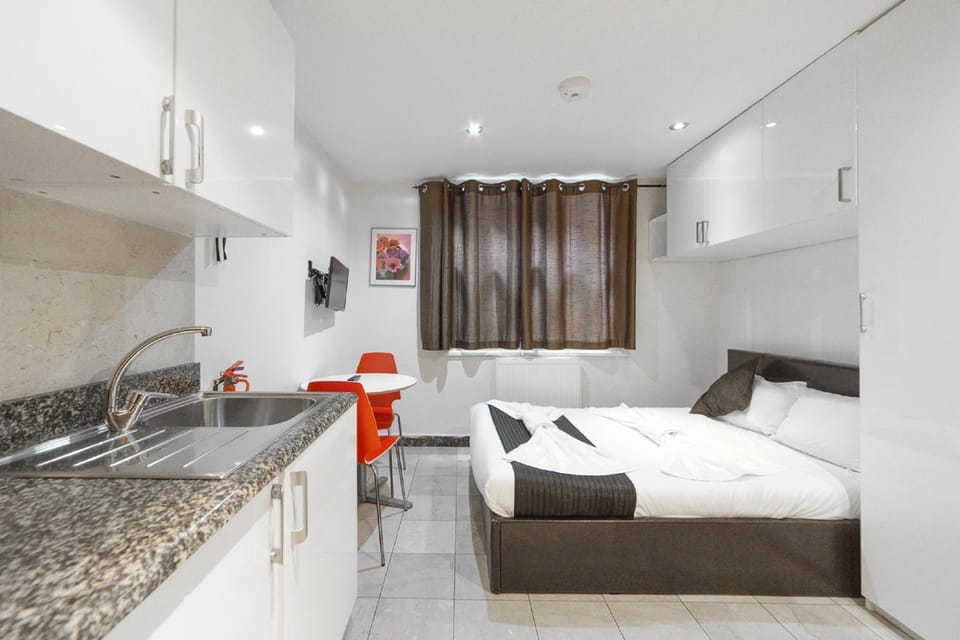 Bed, Kitchen or kitchenette, Seating area