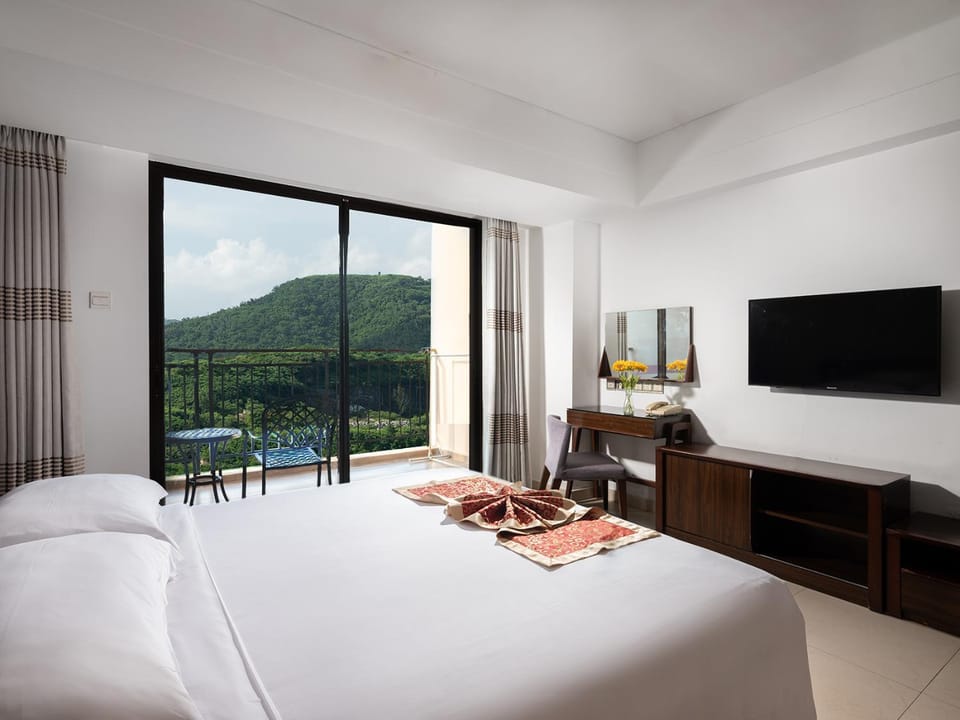 Bed, Natural landscape, View (from property/room), Balcony/Terrace, Bedroom