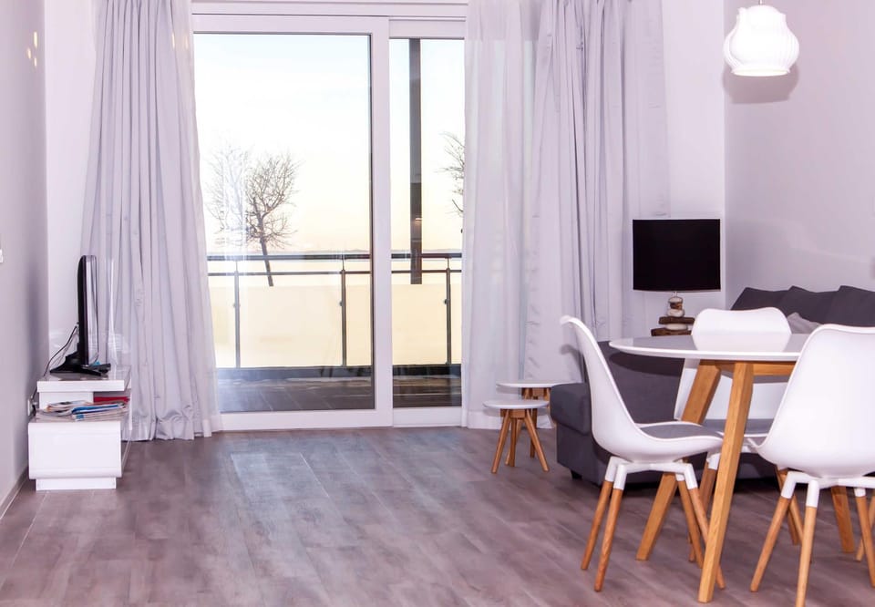 TV and multimedia, Balcony/Terrace, Living room, Seating area, Evening entertainment