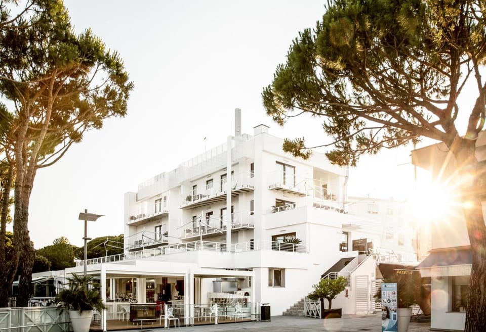 Property building, Restaurant/places to eat, Facade/entrance, Balcony/Terrace, Balcony/Terrace