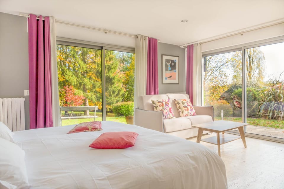 Bed, Photo of the whole room, Bedroom