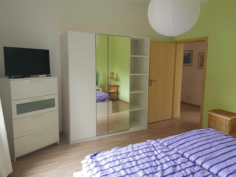 Bed, TV and multimedia, Photo of the whole room, Bedroom, wardrobe