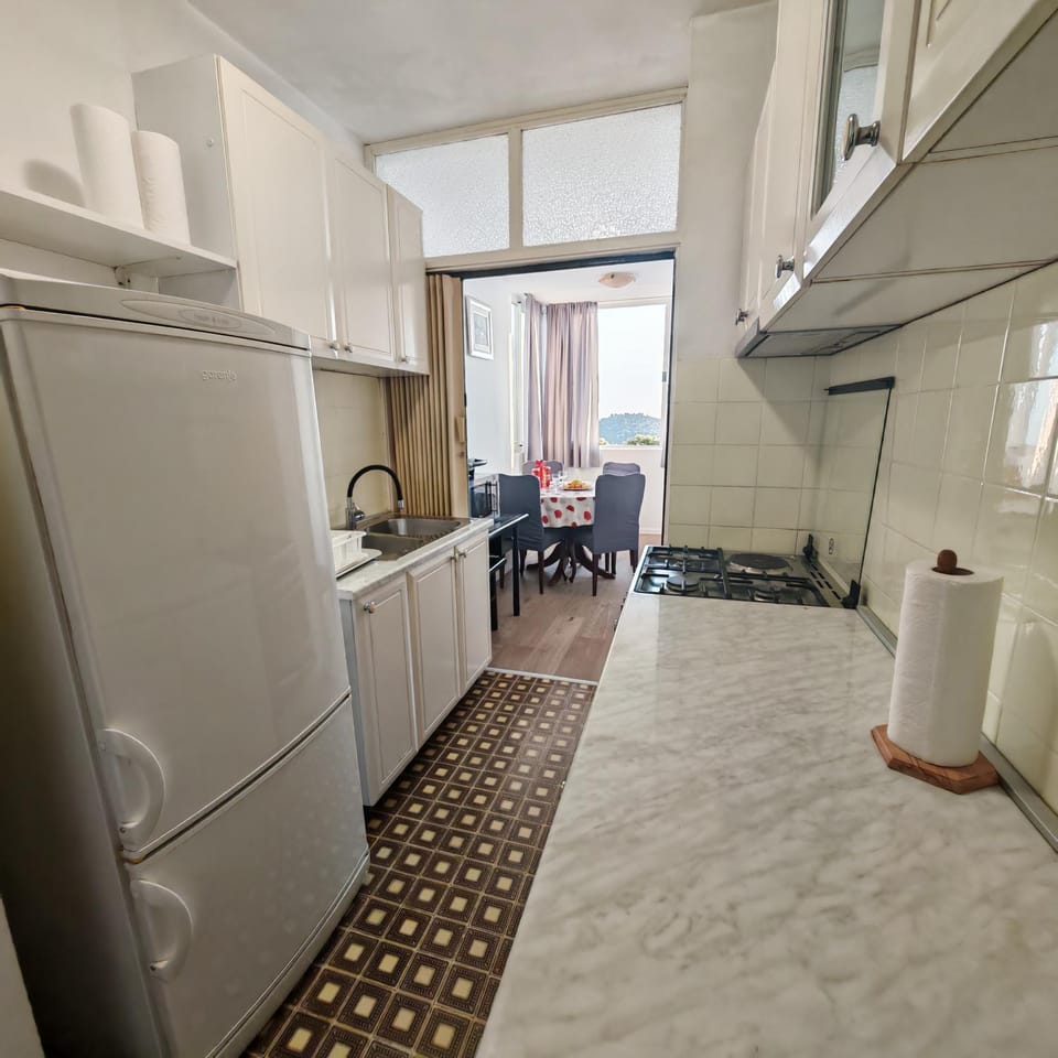 Kitchen or kitchenette, Seating area, Dining area, oven
