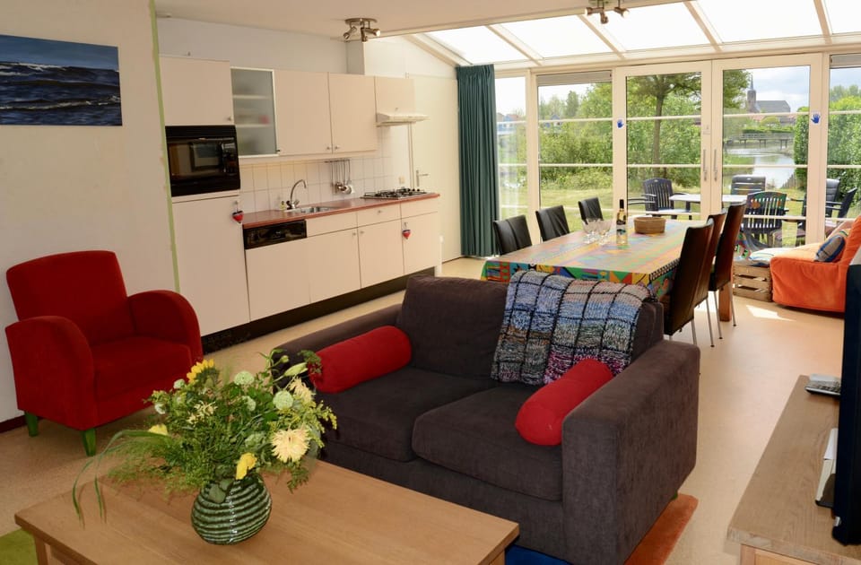 Kitchen or kitchenette, Living room, Seating area, Dining area