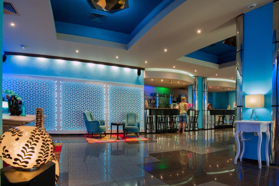 Seating area, Evening entertainment, Alcoholic drinks
