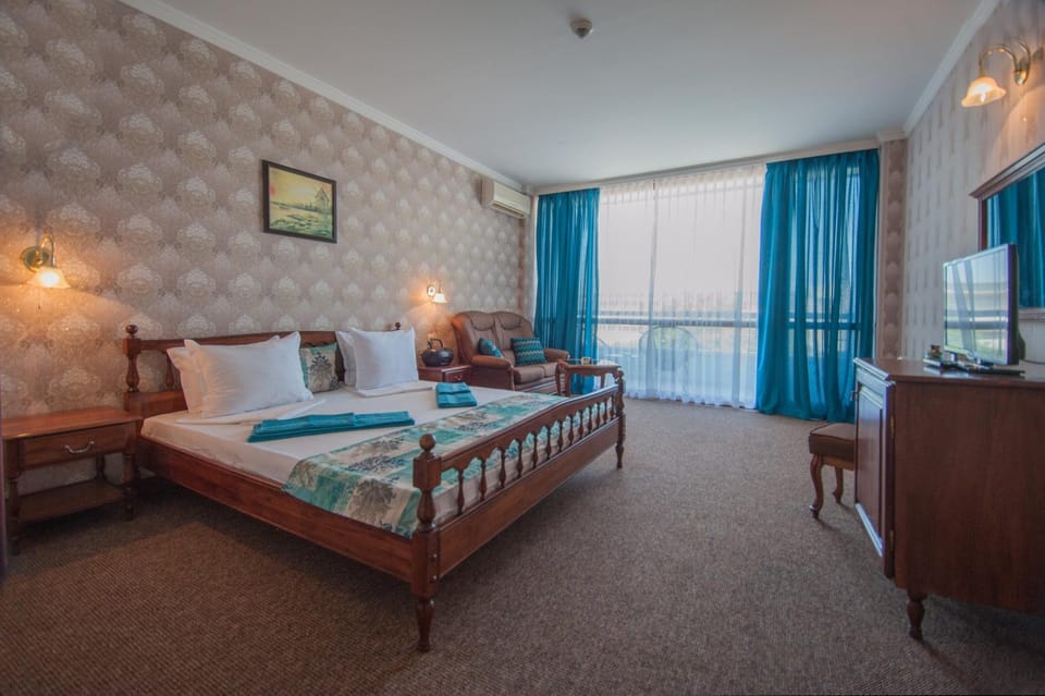 Bed, TV and multimedia, Seating area, Bedroom, heating