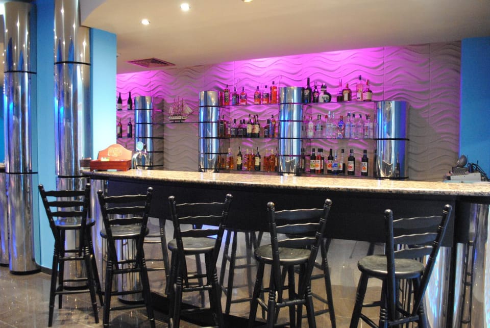 Restaurant/places to eat, Nightclub / DJ, Lounge or bar, On site, Drinks, Time of day