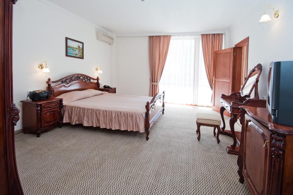 Bed, TV and multimedia, Photo of the whole room, Seating area, Family, heating, air conditioner