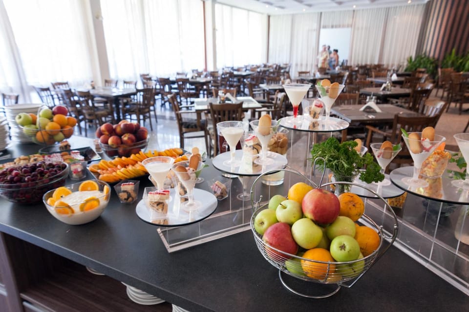 Restaurant/places to eat, Food and drinks, Buffet breakfast