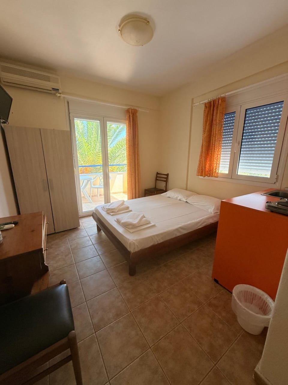 Bed, Photo of the whole room