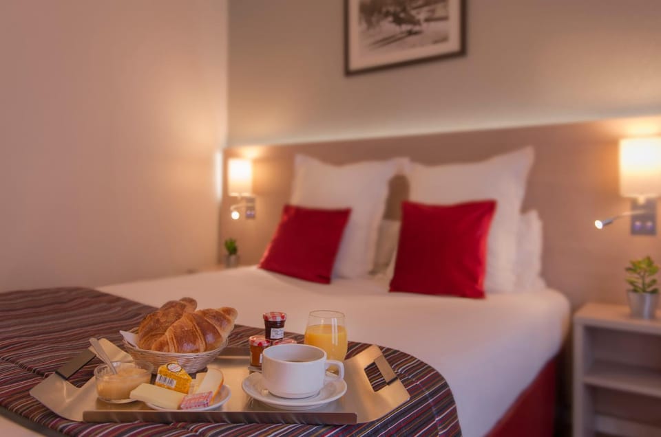 Bed, Decorative detail, Food, Breakfast, Drinks